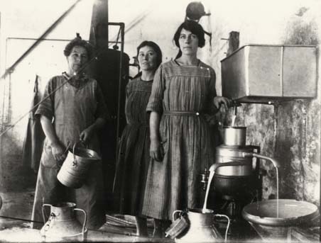 Julienne et ses filles dans la laiterie