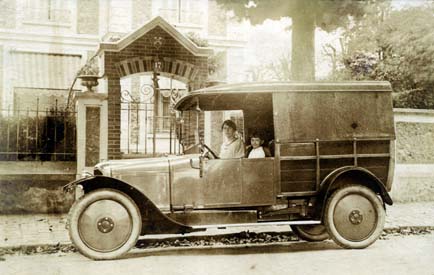 Louise Jonot et la première De Dion Bouton  © archives Jonot